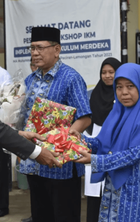 Kepala Madrasah Aliyah Muhammadiyah 1 Karangasem Paciran memberikan penghargaan kepada Drs M Anwar MPd dan Nur Hidayati SAg MPd atas dedikasi yang telah diberikan kepada Madrasah (Istimewa/PWMU.CO)